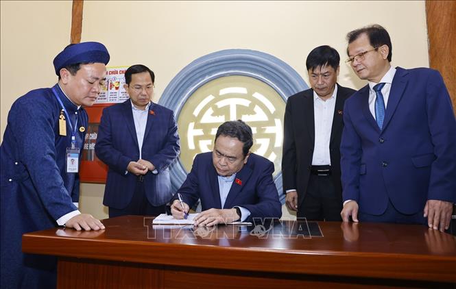  Chủ tịch Quốc hội Trần Thanh Mẫn viết lưu bút. Ảnh: Doãn Tấn - TTXVN