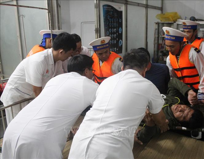 Bệnh xá đảo Song Tử Tây tiếp nhận ngư dân bị giảm áp do lặn. Ảnh: TTXVN phát