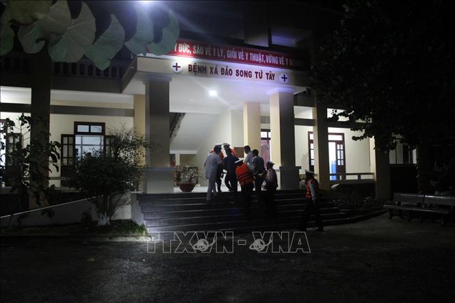 Cấp cứu ngư dân bị giảm áp vào tối 26/1. Ảnh: TTXVN phát 
