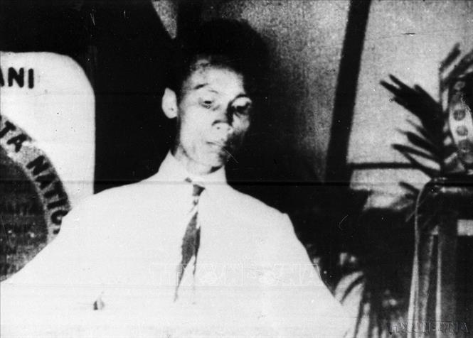 Người thanh niên Nguyễn Tất Thành (Chủ tịch Hồ Chí Minh) với lòng yêu nước nồng nàn, lên đường bôn ba 5 châu, 4 biển, xem nước Pháp và các nước khác đã làm thế nào để có được độc lập, tự do, rồi “trở về giúp đồng bào mình”. 30 năm sau, Người trở về, tạo nên sự thay đổi của vận mệnh và tương lai cả dân tộc... Trong ảnh:Đồng chí Nguyễn Ái Quốc phát biểu tại Đại hội lần thứ V Quốc tế Cộng sản, họp tại Mát-xcơ-va (Nga, 1924). Ảnh: TTXVN