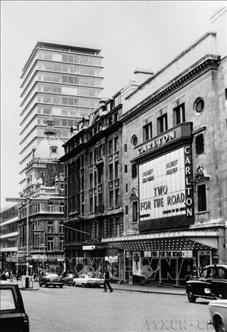 Người thanh niên Nguyễn Tất Thành với lòng yêu nước nồng nàn, lên đường bôn ba 5 châu, 4 biển, xem nước Pháp và các nước khác đã làm thế nào để có được độc lập, tự do, rồi “trở về giúp đồng bào mình”. 30 năm sau, Người trở về, tạo nên sự thay đổi của vận mệnh và tương lai cả dân tộc... Trong ảnh: Khách sạn Cát - tơn (Carlton), ở trung tâm thủ đôn London, nơi Chủ tịch Hồ Chí Minh làm phụ bếp năm 1914. Ảnh: TTXVN