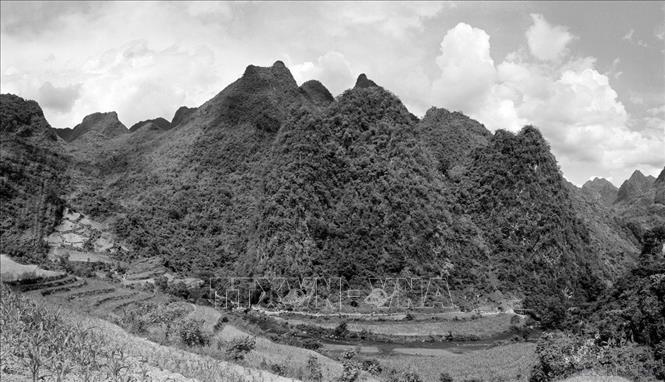 Chủ tịch Hồ Chí Minh đã lựa chọn Cao Bằng – vùng đất có vị trí đặc biệt quan trọng về địa chính trị, quốc phòng, an ninh và giàu truyền thống yêu nước – làm căn cứ địa cách mạng đầu tiên. Quyết định chiến lược đó không chỉ thể hiện tài thao lược của Người mà còn khẳng định vai trò, vị thế đặc biệt của Cao Bằng trong tiến trình cách mạng Việt Nam hiện đại. Trong ảnh: Toàn cảnh khu căn cứ cách mạng Pác Bó (Cao Bằng). Ảnh: TTXVN