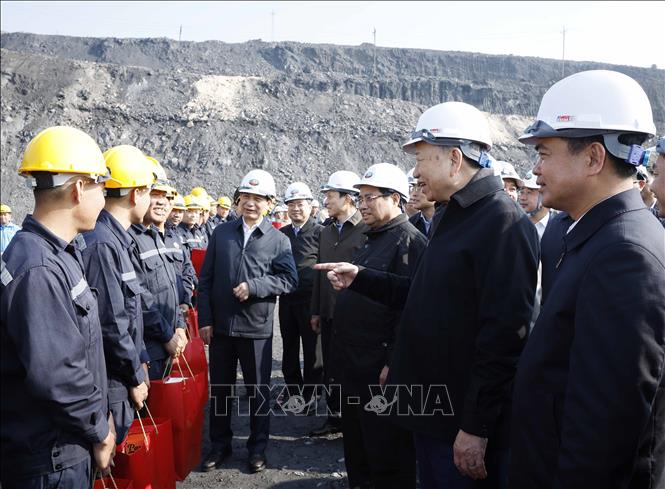 Tổng Bí thư Tô Lâm, Thủ tướng Phạm Minh Chính thăm, động viên cán bộ, công nhân trực tiếp sản xuất tại Công ty Cổ phần Than Đèo Nai – Cọc Sáu, Tập đoàn Công nghiệp Than và Khoáng sản Việt Nam, tại tỉnh Quảng Ninh.  Ảnh: Thống Nhất -TTXVN