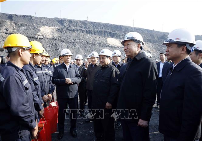 Tổng Bí thư Tô Lâm, Thủ tướng Phạm Minh Chính thăm, động viên cán bộ, công nhân trực tiếp sản xuất tại Công ty Cổ phần Than Đèo Nai – Cọc Sáu, Tập đoàn Công nghiệp Than và Khoáng sản Việt Nam, tại tỉnh Quảng Ninh.  Ảnh: Thống Nhất -TTXVN