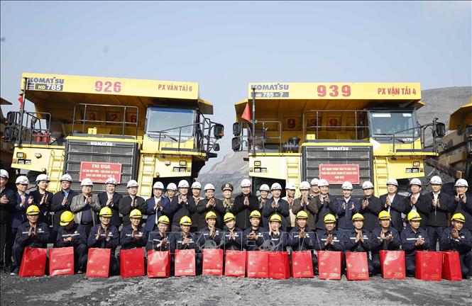 Tổng Bí thư Tô Lâm, Thủ tướng Phạm Minh Chính thăm, chúc Tết, tặng quà cán bộ, công nhân trực tiếp sản xuất tại Công ty Cổ phần Than Đèo Nai – Cọc Sáu, Tập đoàn Công nghiệp Than và Khoáng sản Việt Nam, tại tỉnh Quảng Ninh.  Ảnh: Thống Nhất -TTXVN