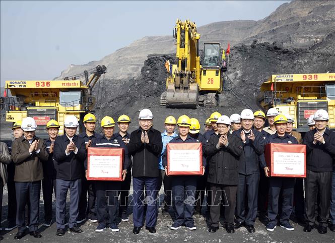 Tổng Bí thư Tô Lâm, Thủ tướng Phạm Minh Chính thăm, chúc Tết, tặng quà cán bộ, công nhân trực tiếp sản xuất tại Công ty Cổ phần Than Đèo Nai – Cọc Sáu, Tập đoàn Công nghiệp Than và Khoáng sản Việt Nam, tại tỉnh Quảng Ninh.  Ảnh: Thống Nhất -TTXVN