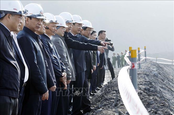 Tổng Bí thư Tô Lâm, Thủ tướng Phạm Minh Chính thăm khai trường khai thác than của Công ty Cổ phần Than Đèo Nai – Cọc Sáu, Tập đoàn Công nghiệp Than và Khoáng sản Việt Nam, tại tỉnh Quảng Ninh.  Ảnh: Thống Nhất -TTXVN