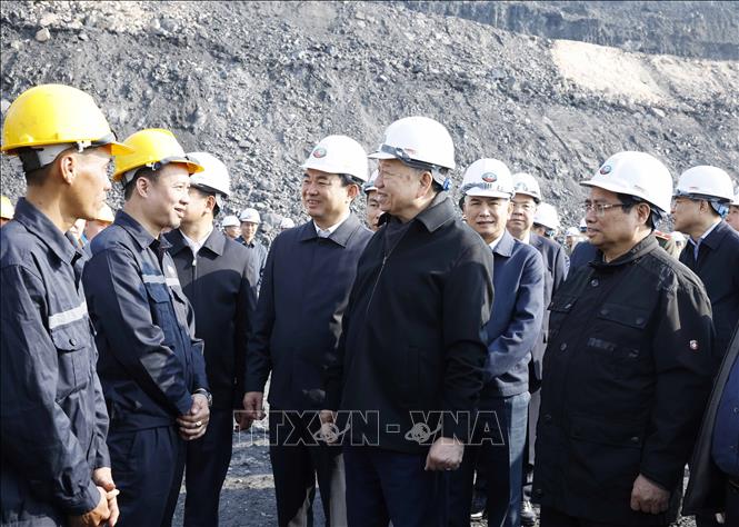 Tổng Bí thư Tô Lâm, Thủ tướng Phạm Minh Chính thăm, động viên cán bộ, công nhân trực tiếp sản xuất của Công ty Cổ phần Than Đèo Nai – Cọc Sáu, Tập đoàn Công nghiệp Than và Khoáng sản Việt Nam, tại tỉnh Quảng Ninh.  Ảnh: Thống Nhất -TTXVN