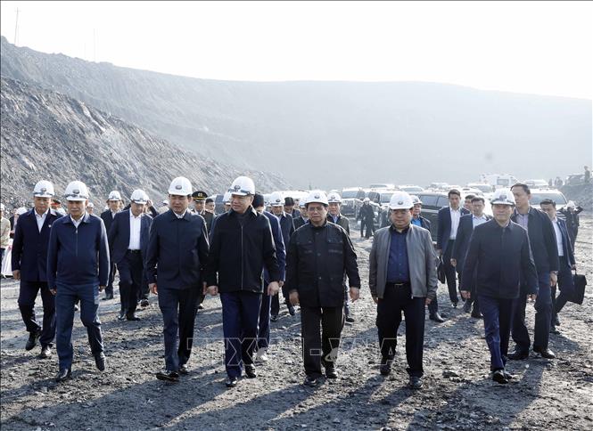 Tổng Bí thư Tô Lâm, Thủ tướng Phạm Minh Chính thăm khu vực sản xuất trên khai trường, Công ty Cổ phần Than Đèo Nai – Cọc sáu, Tập đoàn Công nghiệp Than và Khoáng sản Việt Nam, tại tỉnh Quảng Ninh.  Ảnh: Thống Nhất -TTXVN