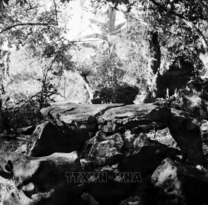 Bàn đá bên suối Lê-nin, nơi Chủ tịch Hồ Chí Minh thường ngồi làm việc. Ảnh; TTXVN