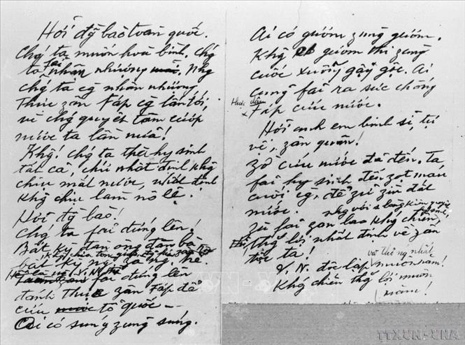 Sự kiện Bác Hồ về nước là kết tinh cao đẹp của khát vọng độc lập dân tộc, của trí tuệ, bản lĩnh và tầm nhìn chiến lược thiên tài; là nguồn khởi phát trực tiếp cho những thắng lợi vĩ đại của cách mạng Việt Nam. Trong ảnh: Bản viết tay lời kêu gọi Toàn quốc kháng chiến của Chủ tịch Hồ Chí Minh (19/12/1946). Ảnh: TTXVN