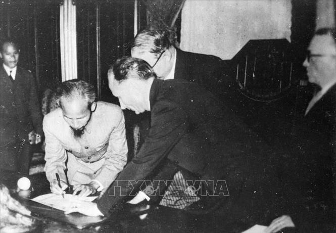 Ngày 14/9/1946, tại Paris, Chủ tịch Hồ Chí Minh ký với Pháp bản Tạm ước, tiếp tục nhượng bộ một số quyền lợi kinh tế, văn hóa ở Việt Nam để có thời gian xây dựng và củng cố lực lượng, tạo thêm thời gian hòa hoãn quý báu cho chính quyền cách mạng non trẻ chuẩn bị lực lượng bước vào cuộc kháng chiến trường kỳ. Ảnh: TTXVN