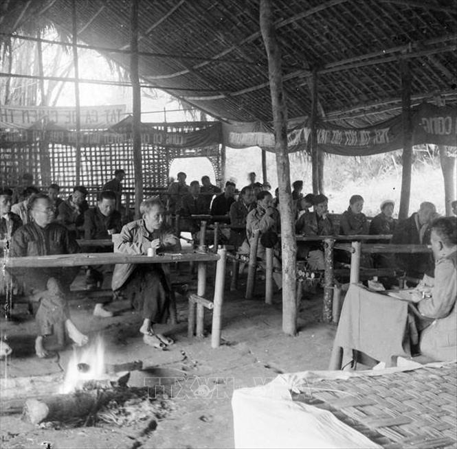 Chủ tịch Hồ Chí Minh đến dự Hội nghị Ủy ban Liên Việt toàn quốc tại Việt Bắc, tháng 2/1948. Ảnh: TTXVN