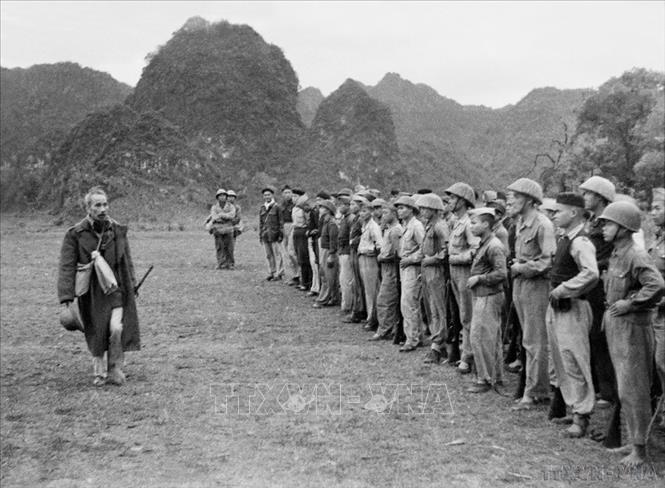 Chủ tịch Hồ Chí Minh thăm một đơn vị bộ đội ở Cao Bằng vừa hoàn thành nhiệm vụ trong chiến dịch Biên giới 1950. Ảnh: TTXVN