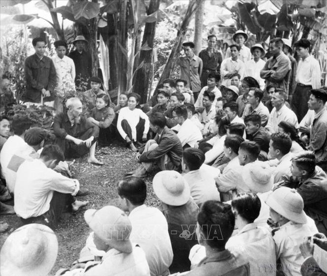 Chủ tịch Hồ Chí Minh đã lựa chọn Cao Bằng – vùng đất có vị trí đặc biệt quan trọng về địa chính trị, quốc phòng, an ninh và giàu truyền thống yêu nước – làm căn cứ địa cách mạng đầu tiên. Quyết định chiến lược đó không chỉ thể hiện tài thao lược của Người mà còn khẳng định vai trò, vị thế đặc biệt của Cao Bằng trong tiến trình cách mạng Việt Nam hiện đại. Trong ảnh: Chủ tịch Hồ Chí Minh thăm mỏ thiếc Tĩnh Túc, Cao Bằng (15/9/1958). Ảnh: TTXVN