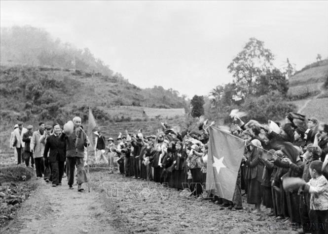  Chủ tịch Hồ Chí Minh trên đường về thăm lại Pác Bó (Cao Bằng, 20/2/1961). Ảnh: TTXVN