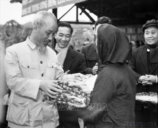 Chủ tịch Hồ Chí Minh đã lựa chọn Cao Bằng – vùng đất có vị trí đặc biệt quan trọng về địa chính trị, quốc phòng, an ninh và giàu truyền thống yêu nước – làm căn cứ địa cách mạng đầu tiên. Quyết định chiến lược đó không chỉ thể hiện tài thao lược của Người mà còn khẳng định vai trò, vị thế đặc biệt của Cao Bằng trong tiến trình cách mạng Việt Nam hiện đại. Trong ảnh: Đồng bào các dân tộc Pác Bó tặng Chủ tịch Hồ Chí Minh hoa và vải thổ cẩm, loại vải đẹp do đồng bào dệt (20/2/1961). Ảnh: TTXVN