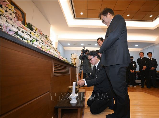 Thủ tướng Hàn Quốc Kim Min-seok thắp hương tưởng niệm tại tang lễ cựu Thủ tướng Lee Hae Chan ở Seoul, ngày 27/1/2026. Ảnh: Yonhap/TTXVN