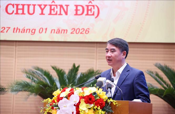 Phó Chủ tịch UBND thành phố Nguyễn Xuân Lưu trình bày tờ trình. Ảnh: Văn Điệp – TTXVN