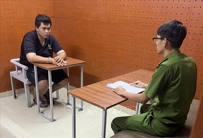 Cơ quan Công an làm việc với đối tượng Nguyễn Huỳnh Khánh Duy. Ảnh: TTXVN phát