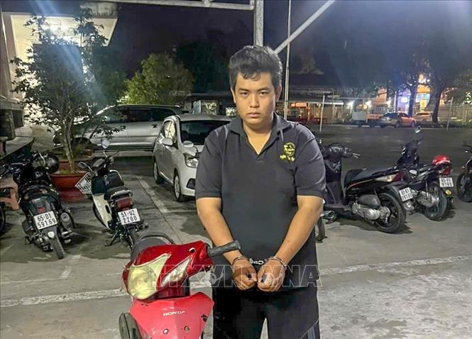 Đối tượng Nguyễn Huỳnh Khánh Duy và phương tiện gây án. Ảnh: TTXVN phát