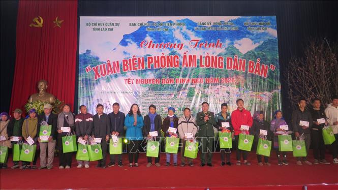 Trao quà Tết cho các gia đình chính sách. Ảnh: Hương Thu - TTXVN               