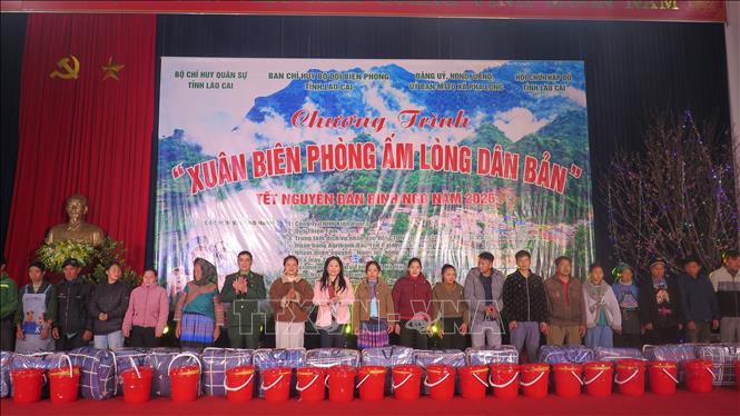 Trao quà Tết cho các gia đình có hoàn cảnh khó khăn. Ảnh: Hương Thu - TTXVN               