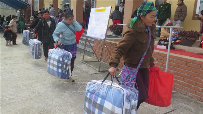 Những gia đình có hoàn cảnh khó khăn phấn khởi khi được nhận quà Tết. Ảnh: Hương Thu - TTXVN               