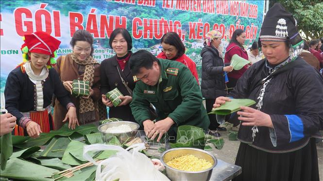 Quân, dân Pha Long tham gia thi gói bánh chưng Tết. Ảnh: Hương Thu - TTXVN               