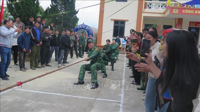 Quân, dân Pha Long tham gia thi kéo co. Ảnh: Hương Thu - TTXVN               