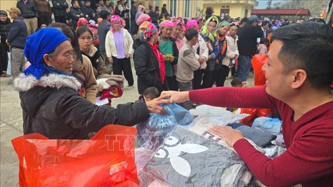 Người dân Pha Long nhận quà Tết từ 
