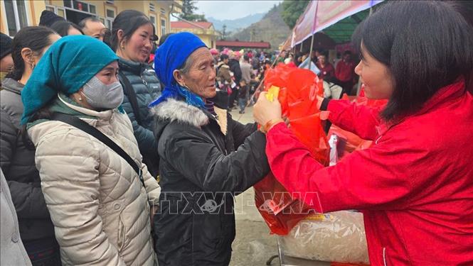 Người dân Pha Long nhận quà Tết từ 