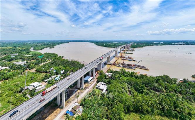 Xây dựng cầu Long Thành mới thuộc dự án mở rộng đoạn cao tốc Thành phố Hồ Chí Minh - Long Thành. Ảnh: Công Phong - TTXVN