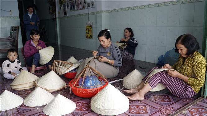 Nghề nón lá Gò Găng được hình thành khoảng thế kỷ XVII và phát triển liên tục cho đến nay. Ảnh: Đình Quân-TTXVN                                