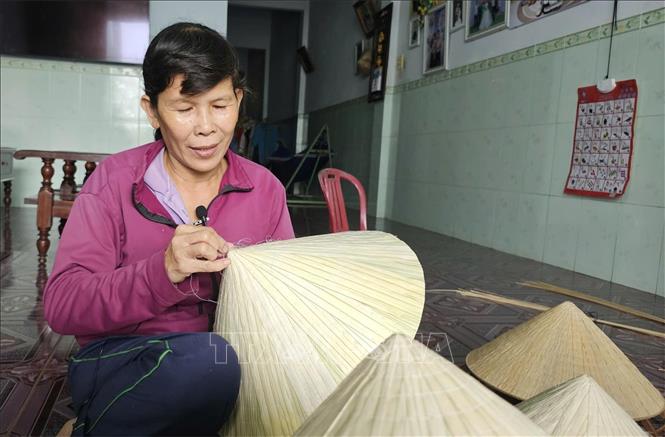 Làng nghề nón lá giúp nhiều hộ dân, đặc biệt là phụ nữ có việc làm tại chỗ. Ảnh: Đình Quân-TTXVN