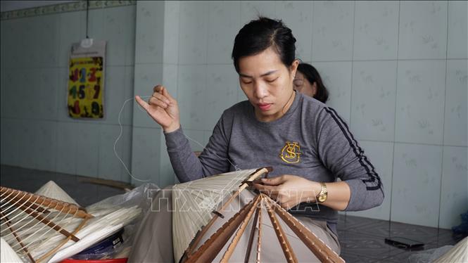 Nón lá được làm thủ công, trải qua nhiều công đoạn tỉ mỉ. Ảnh: Đình Quân-TTXVN                          