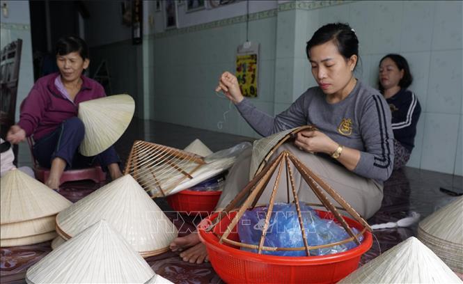 Hiện nay có 578 hộ dân tham gia làm nghề nón lá Gò Găng. Ảnh: Đình Quân-TTXVN