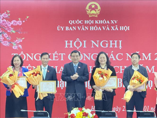 Chủ nhiệm Ủy ban Văn hóa và Xã hội Nguyễn Đắc Vinh trao tặng các danh hiệu thi đua, khen thưởng cho các tập thể, cá nhân có thành tích trong năm 2025. Ảnh: Hải Ngọc - TTXVN