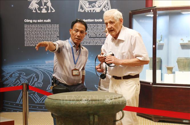 Khách nước ngoài tham quan trưng bày. Ảnh: Thu Hương - TTXVN