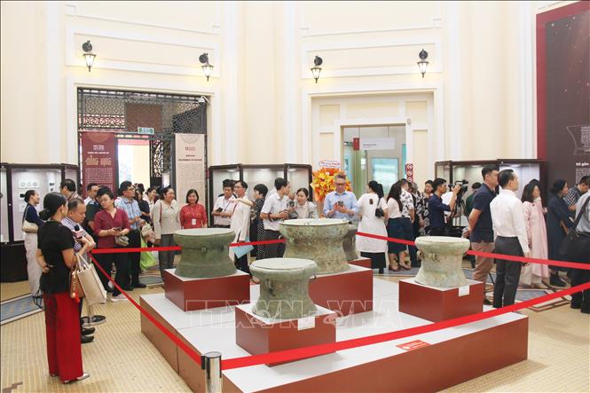 Khu vực trưng bày đồ gốm thời Đông Sơn. Ảnh: Thu Hương - TTXVN