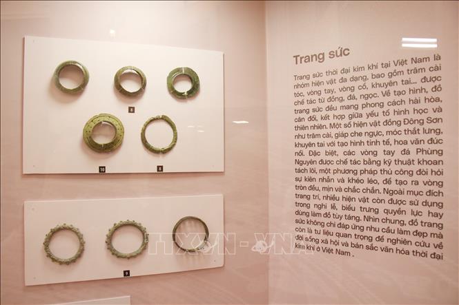 Các loại trang sức như khuyên tai vành khăn, vòng tay tại trưng bày. Ảnh: Thu Hương - TTXVN 