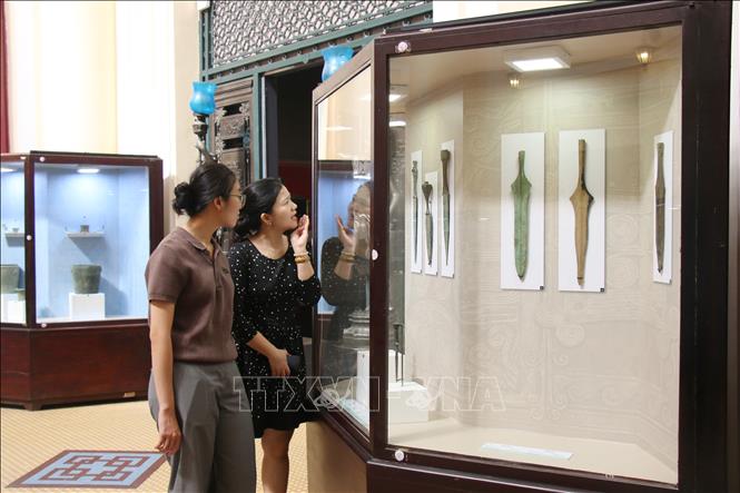 Khách tham quan trưng bày chuyên đề. Ảnh: Thu Hương - TTXVN