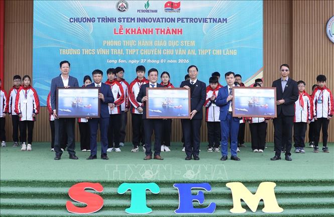 Tập đoàn Công nghiệp - Năng lượng Quốc gia Việt Nam tặng quà lưu niệm cho 3 trường tại Lễ khánh thành. Ảnh: Anh Tuấn – TTXVN