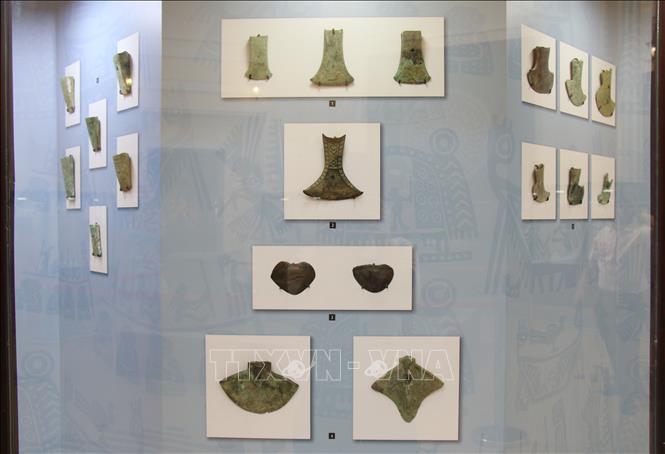 Các hiện vật gắn với nền nông nghiệp lúa nước như rìu, lưỡi cày,... Ảnh: Thu Hương - TTXVN
