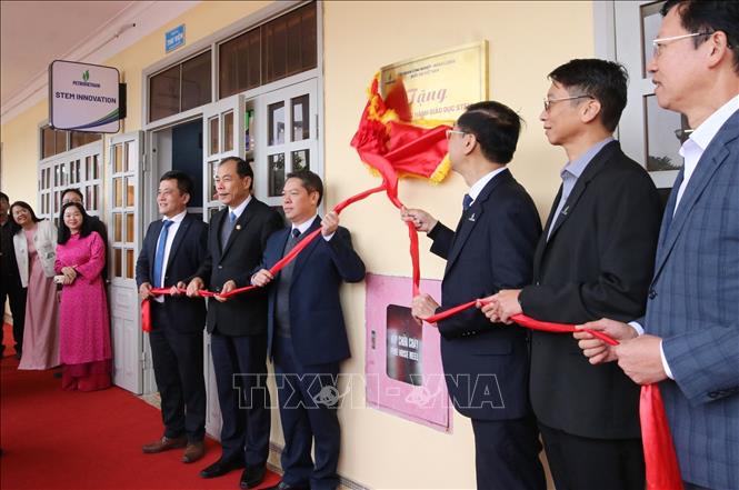 Nghi thức khánh thành phòng thực hành STEM tại Trường THCS Vĩnh Trại. Ảnh: Anh Tuấn – TTXVN