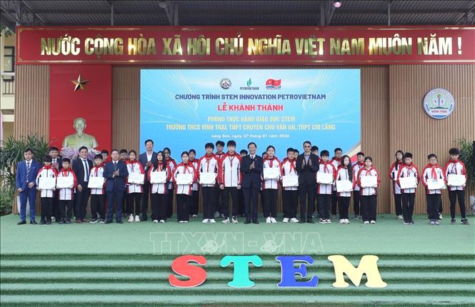 Tập đoàn Công nghiệp - Năng lượng Quốc gia Việt Nam tặng học bổng cho học sinh thuộc 3 trường thụ hưởng. Ảnh: Anh Tuấn – TTXVN