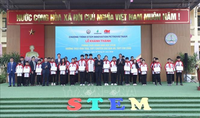 Tập đoàn Công nghiệp - Năng lượng Quốc gia Việt Nam tặng học bổng cho học sinh thuộc 3 trường thụ hưởng. Ảnh: Anh Tuấn – TTXVN