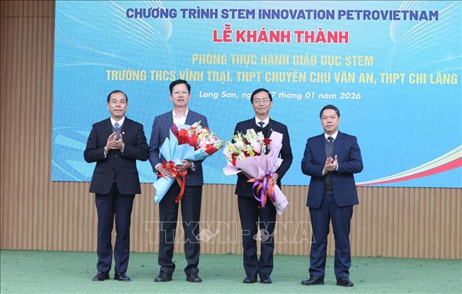 Phó Chủ tịch UBND tỉnh Lạng Sơn Đoàn Thanh Sơn tặng hoa cảm ơn tấm lòng vàng của nhà tài trợ là Tập đoàn Công nghiệp – Năng lượng Quốc gia Việt Nam tại Lễ khành thành. Ảnh: Anh Tuấn – TTXVN