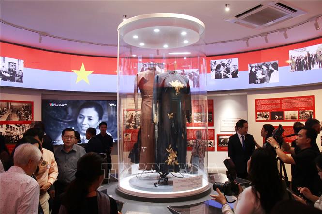 Những chiếc áo dài của bà Nguyễn Thị Bình trong trưng bày chuyên đề. Ảnh: Thu Hương - TTXVN