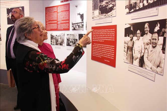 Các đại biểu tham quan trưng bày chuyên đề. Ảnh: Thu Hương - TTXVN